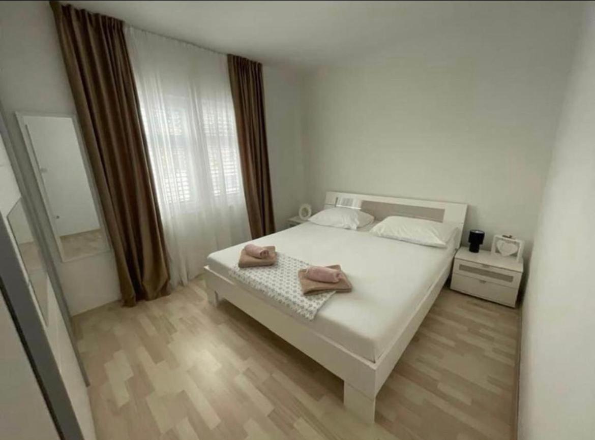 Apartamento Apartman Kurtov Pakoštane Exterior foto