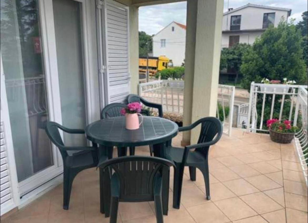 Apartamento Apartman Kurtov Pakoštane Exterior foto